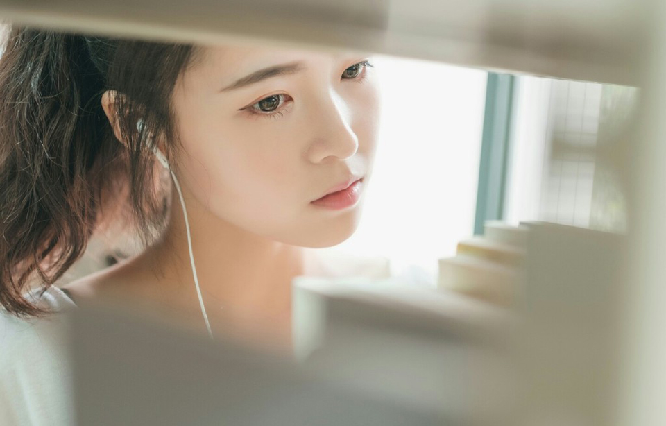 “越快越好，孔明这几日不间断来信催促。”刘备沉声道：“只是如何撤兵，还要跟两位军师商议一番。”